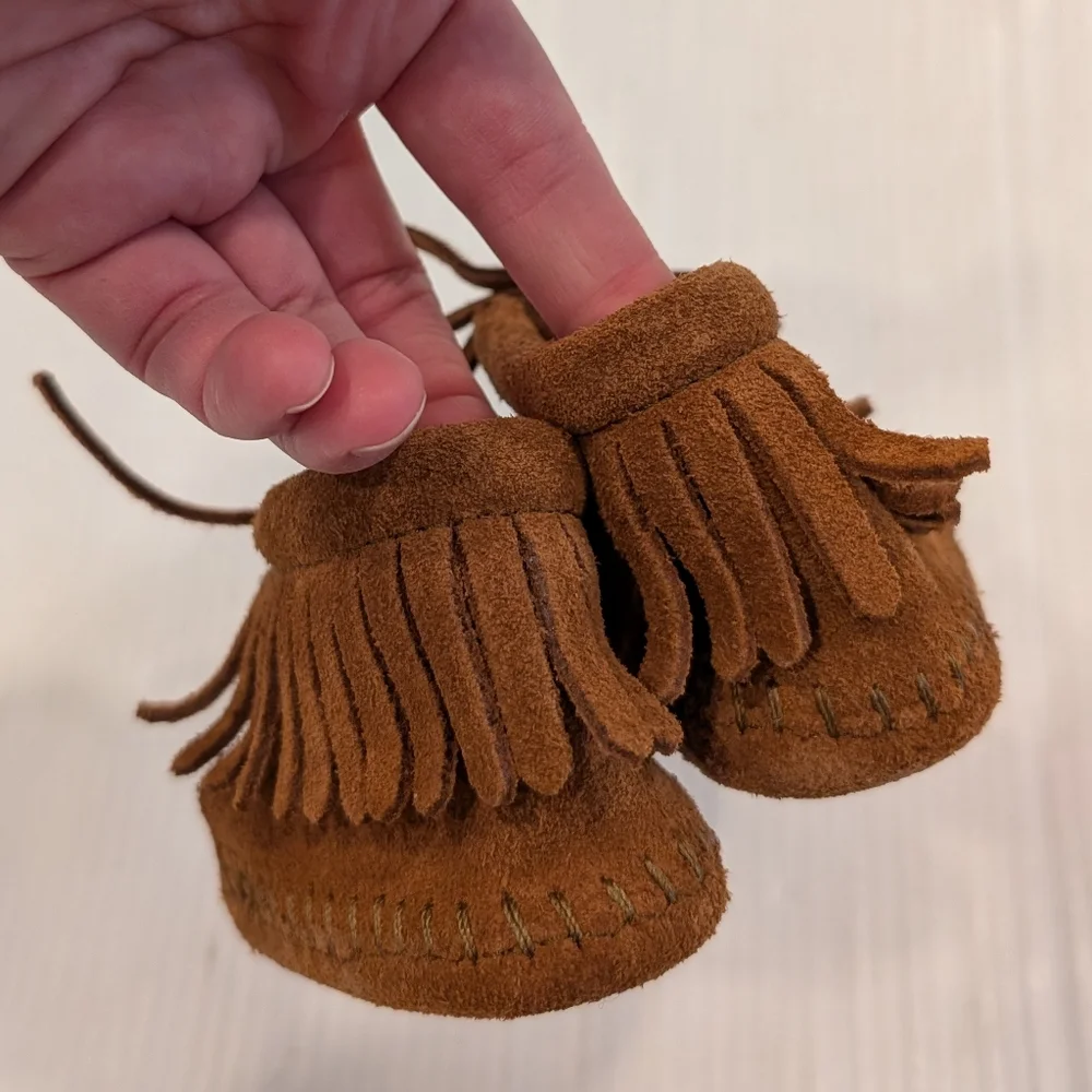 MINNETONKA Baby Brown Moccasins with Fringe and Suede Finish Size 1
